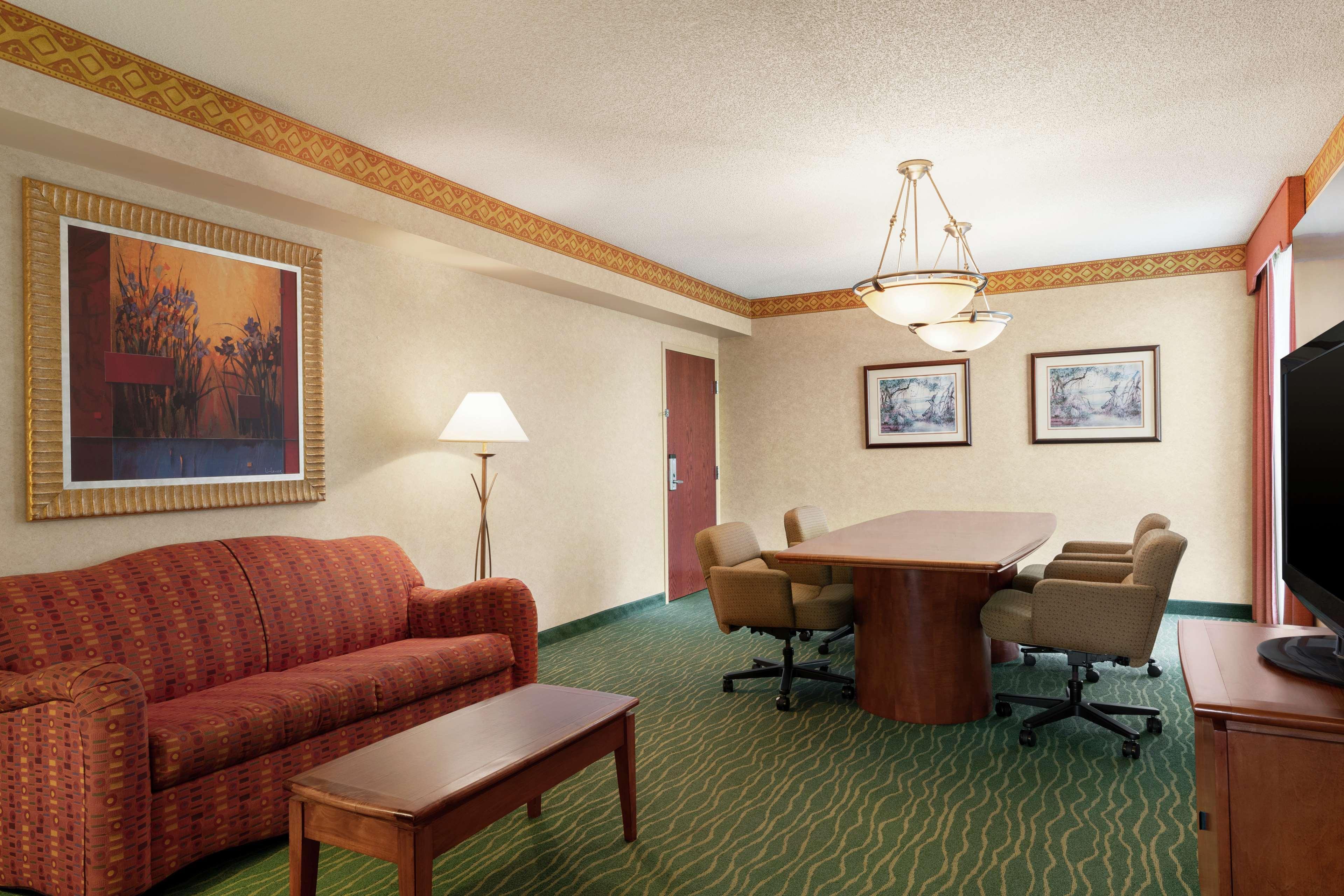 Embassy Suites By Hilton Tampa Usf Near Busch Gardens Eksteriør bilde