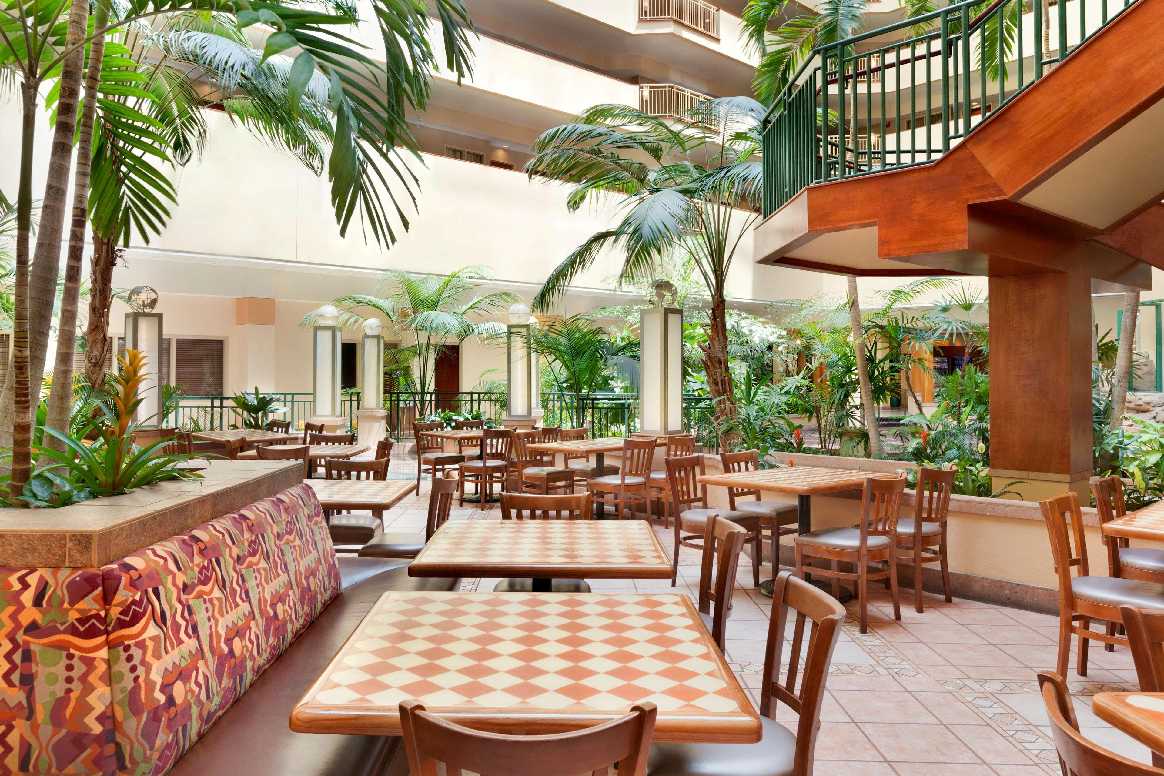 Embassy Suites By Hilton Tampa Usf Near Busch Gardens Eksteriør bilde