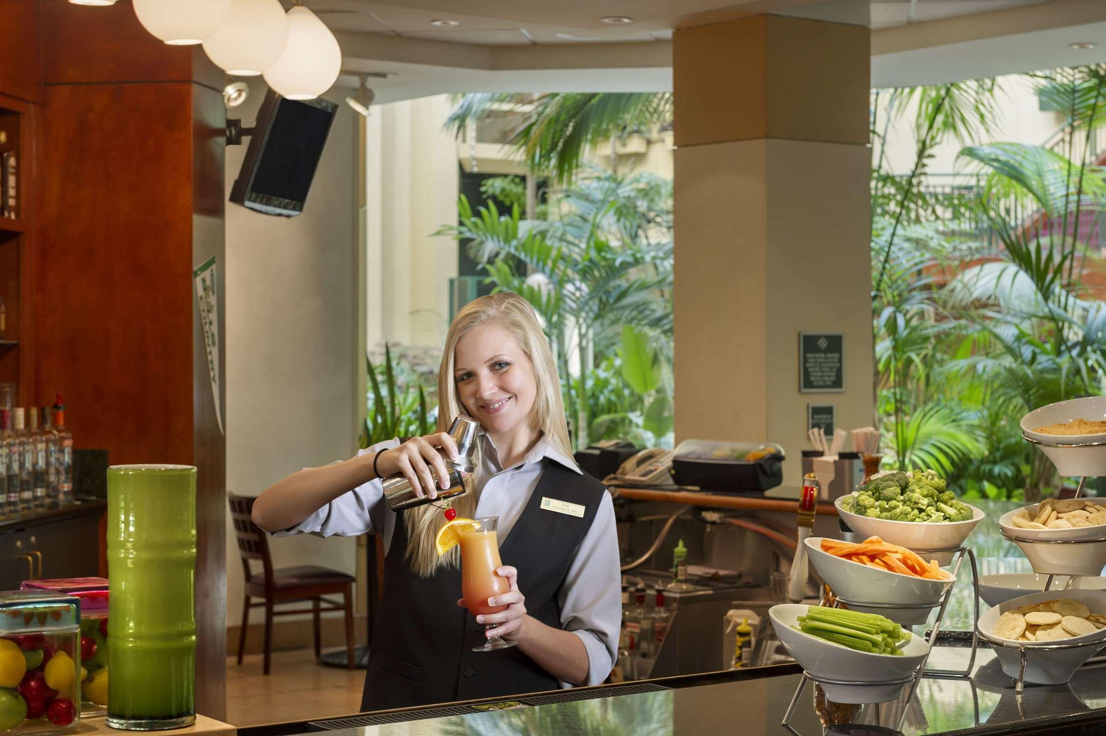 Embassy Suites By Hilton Tampa Usf Near Busch Gardens Restaurant bilde